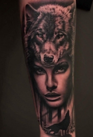 手臂纹身素材 女生手臂上狼头和人物纹身图片