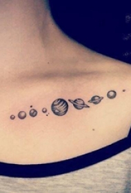 纹身星球 女生锁骨上黑色的星球纹身图片