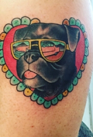 手臂纹身素材 男生手臂上心形和小狗纹身图片