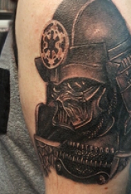 武士头盔纹身 男生大臂上黑色的武士纹身图片
