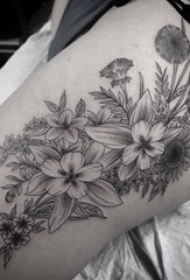 臀部纹身 女生大腿上黑色的植物纹身图片