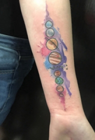 纹身星球 女生手臂上小星球纹身图片