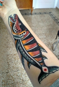 纹身招财鱼 男生手臂上彩色的鱼纹身图片