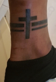 纹身小十字架 男生脚腕上简单十字架纹身图片