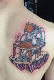宇航员纹身图案 女生背部宇航员纹身图片