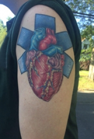 心脏纹身 男生手臂上心脏纹身图片