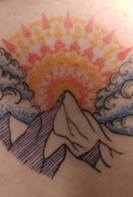 后背纹身男 男生后背上太阳和山脉纹身图片