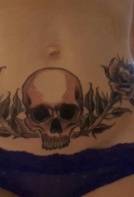 腹部纹身 女生腹部植物和骷髅纹身图片