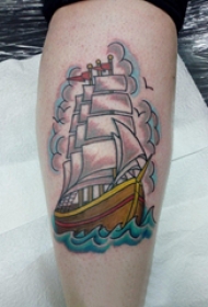 欧美小腿纹身 男生小腿上航行的帆船纹身图片