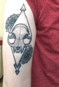 手臂纹身素材 男生手臂上菱形和骷髅纹身图片