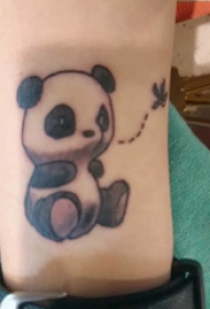 手臂纹身素材 男生手臂上黑色的熊猫纹身图片