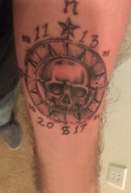 手臂纹身素材 男生手臂上指南针和骷髅纹身图片