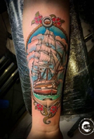 手臂纹身图片 男生手臂上彩色的帆船纹身图片