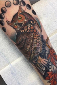 手臂纹身素材 男生手臂上叶子和猫头鹰纹身图片