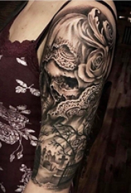 双大臂纹身 女生大臂上花朵和骷髅纹身图片