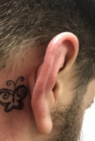 纹身耳后男 男生耳后黑色的蝴蝶纹身图片