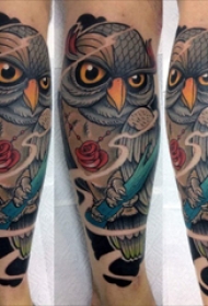 纹身猫头鹰 男生手臂上花朵和猫头鹰纹身图片