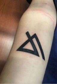 手臂纹身素材 女生手臂上黑色的三角形纹身图片