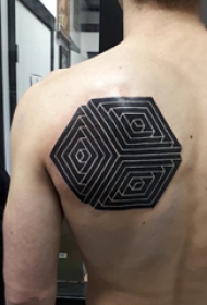 几何元素纹身 男生后背上黑色的几何纹身图片