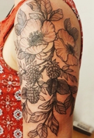 极简线条纹身 男生大臂上黑色的植物纹身图片