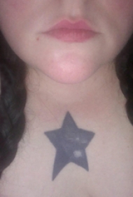 颈部纹身设计 女生颈部黑色的五角星纹身图片