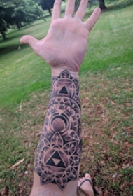 手臂纹身素材 男生手臂上黑色的梵花纹身图片