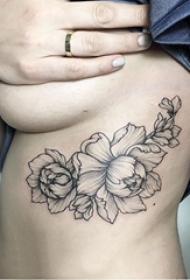 文艺花朵纹身 女生侧肋上文艺花朵纹身图片
