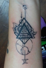 手臂纹身素材 男生手臂上三角形和玫瑰纹身图片