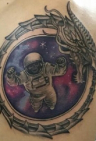 臀部纹身 男生臀部龙和宇航员纹身图片