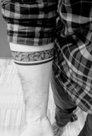 简单线条纹身 男生手臂上黑色的臂环纹身图片