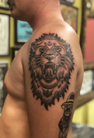 双大臂纹身 男生大臂上黑色的狮子纹身图片