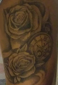 玫瑰纹身 女生大腿上玫瑰纹身图片