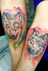 手臂纹身图片 情侣手臂上彩色的狼头纹身图片