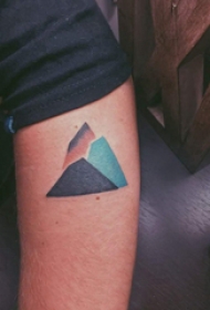手臂纹身素材 男生手臂上彩色的山脉纹身图片