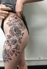 臀部纹身 女生臀部黑色的花朵纹身图片