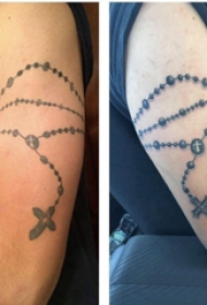 纹身小十字架 男生手臂上简单十字架纹身图片