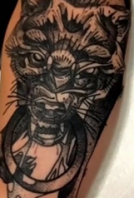 纹身黑色 男生手臂上圆形和狼头纹身图片