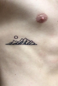 纹身胸部男 男生胸部太阳和山脉纹身图片
