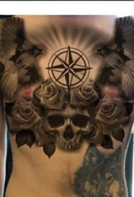 纹身胸部男 男生胸部标志和骷髅纹身图片