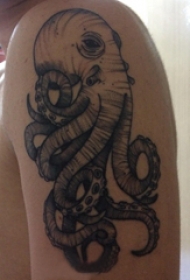 大臂纹身图 男生大臂上黑色的章鱼纹身图片
