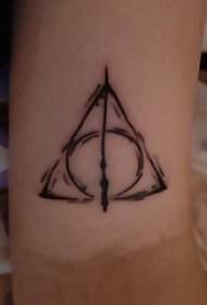 几何元素纹身 女生手臂上圆形和三角形符号纹身图片