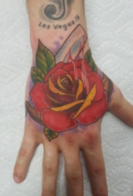 手背纹身 男生手背上彩色的玫瑰纹身图片