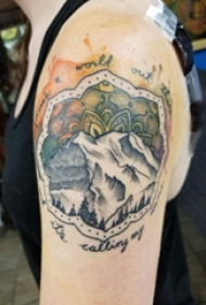双大臂纹身 女生大臂上彩色的山水风景纹身图片