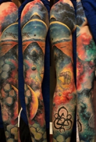 手臂纹身素材 男生手臂上彩色的风景纹身图片