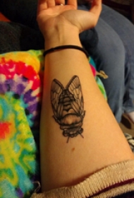 小动物纹身 女生手臂上黑色的昆虫纹身图片
