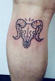 小动物纹身 男生小腿上黑色的羊头骨纹身图片