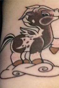 小动物纹身 女生手臂上云朵和马纹身图片