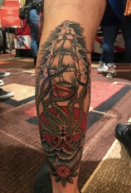 小动物纹身 男生小腿上帆船和章鱼纹身图片