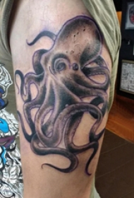 小动物纹身 男生大臂上黑色的章鱼纹身图片