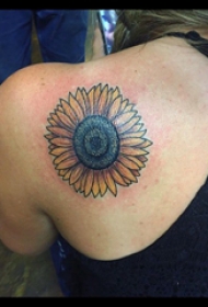 向日葵纹身图片 女生后肩上彩色的向日葵纹身图片